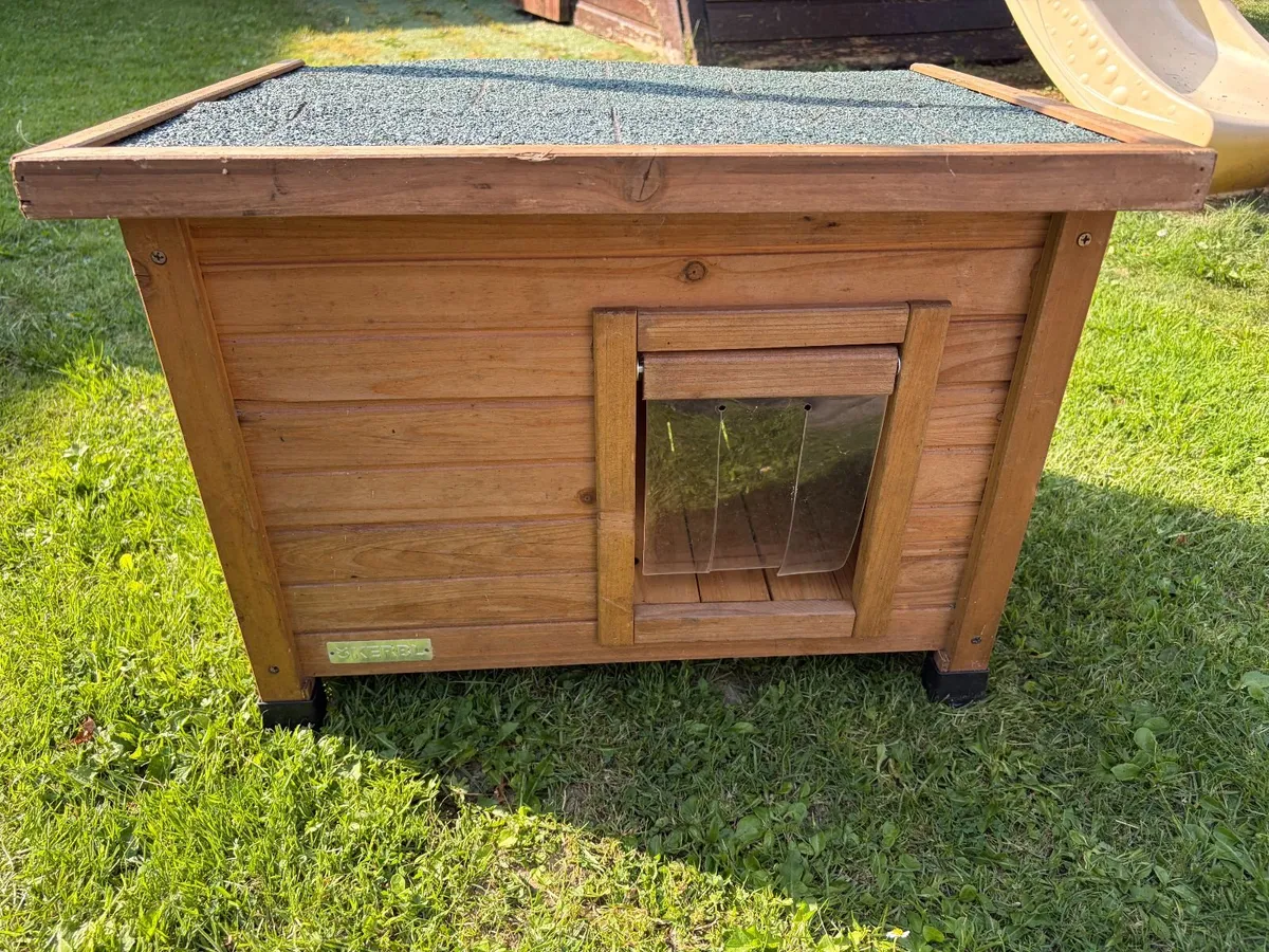 Outdoor cat house - Image 1