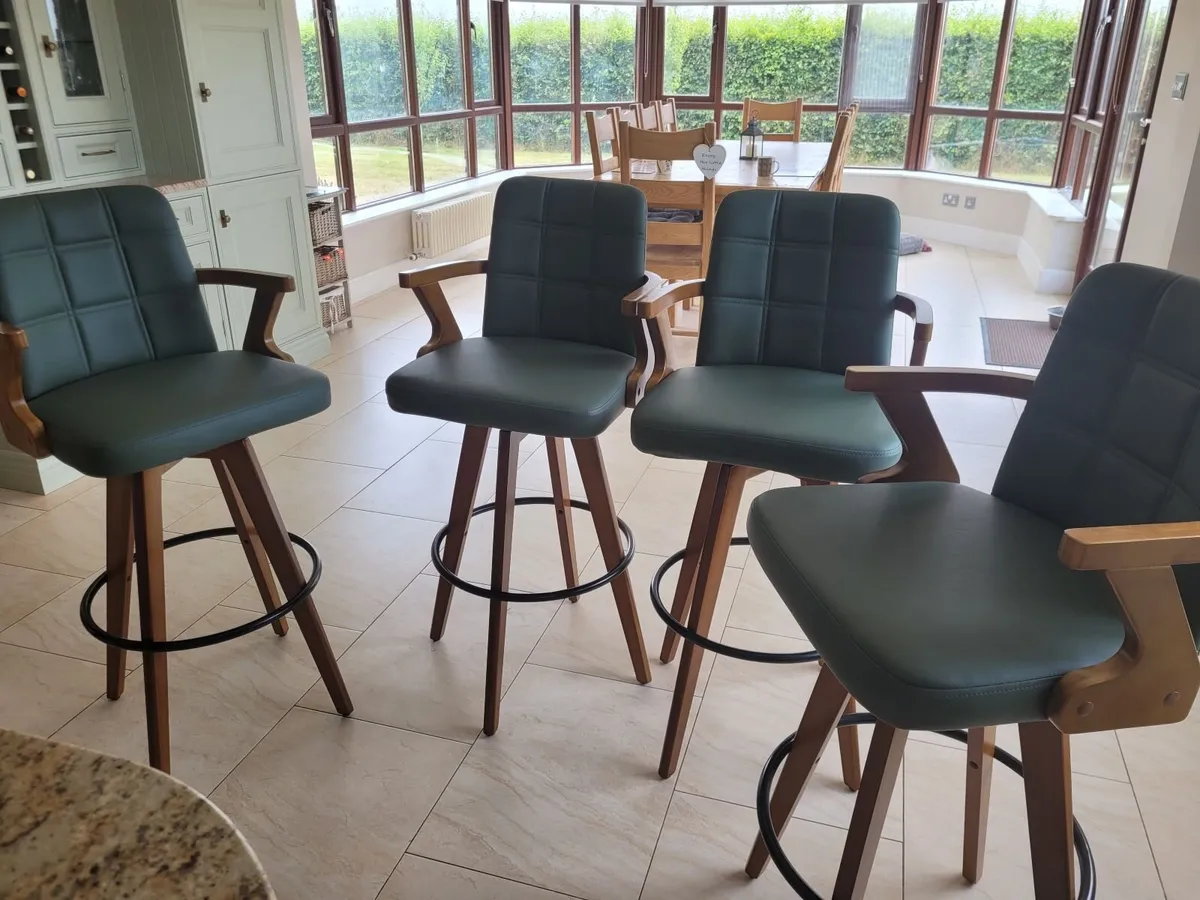 Kitchen stools or bar. - Image 1