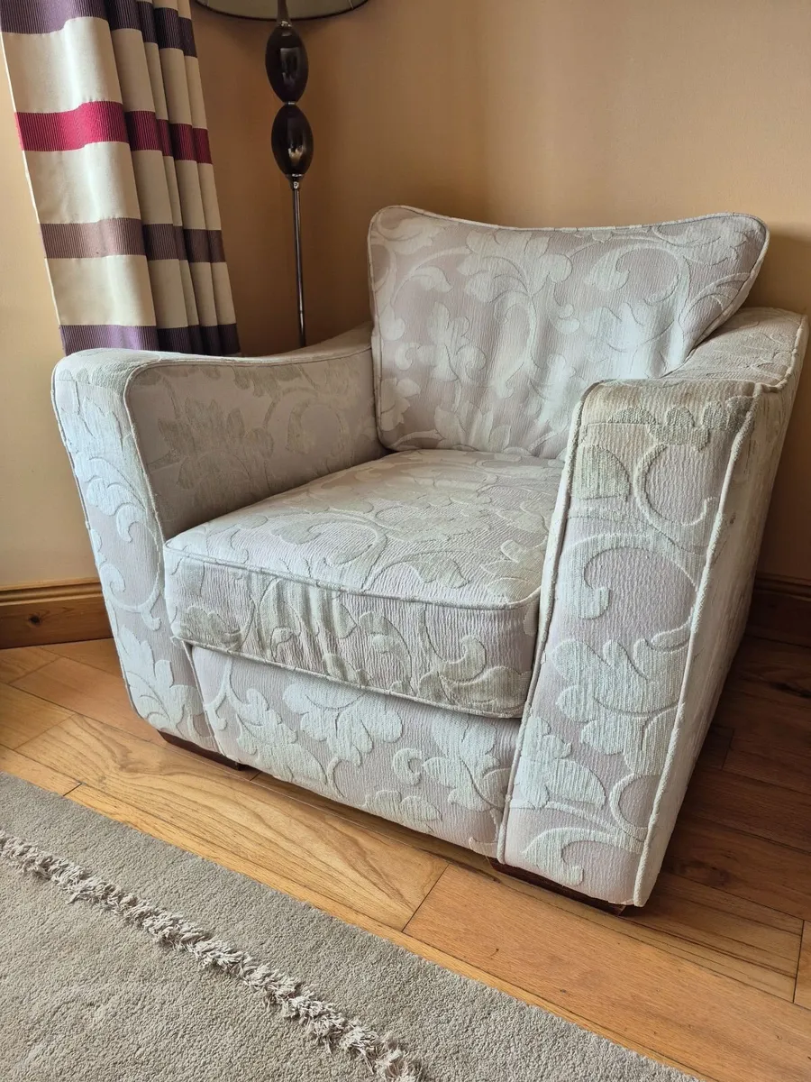 3 seater, 2 Armchairs & Puffy - Image 3