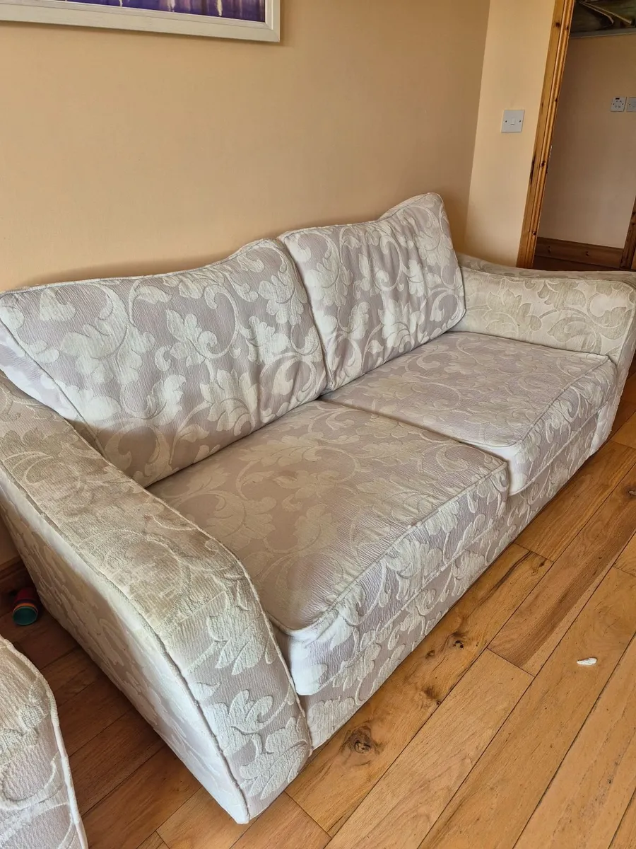 3 seater, 2 Armchairs & Puffy - Image 1