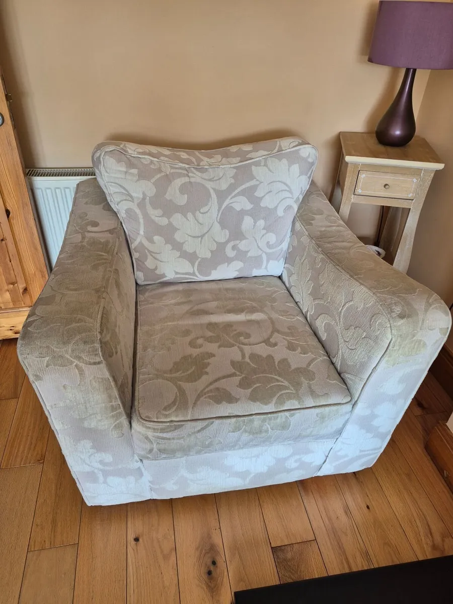 3 seater, 2 Armchairs & Puffy - Image 2