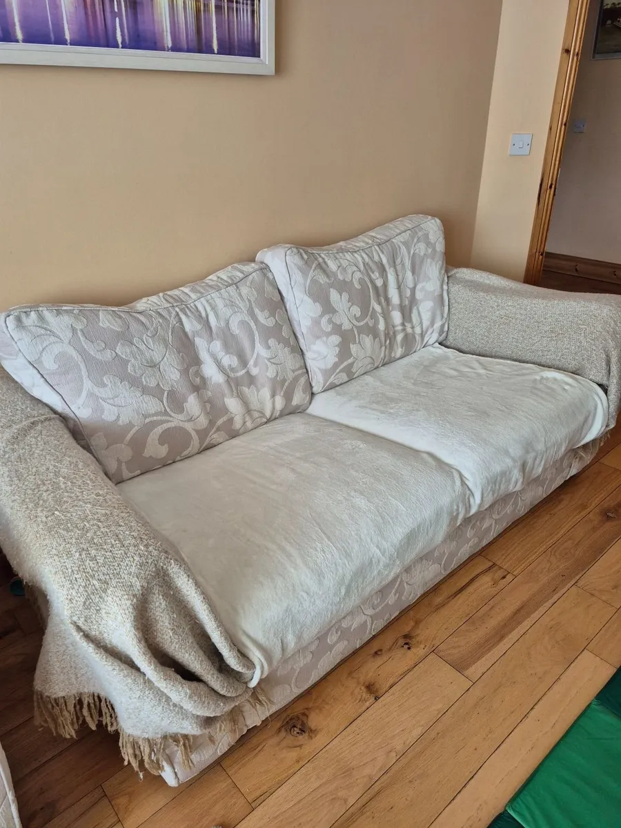 3 seater, 2 Armchairs & Puffy - Image 4