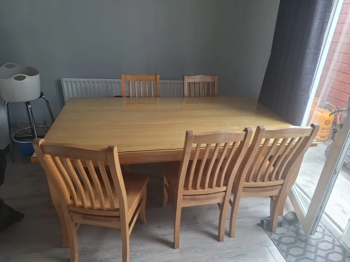 Table and chairs - Image 2