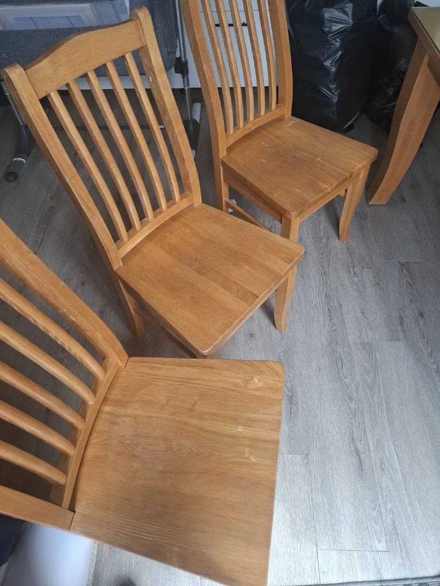 Table and chairs - Image 3
