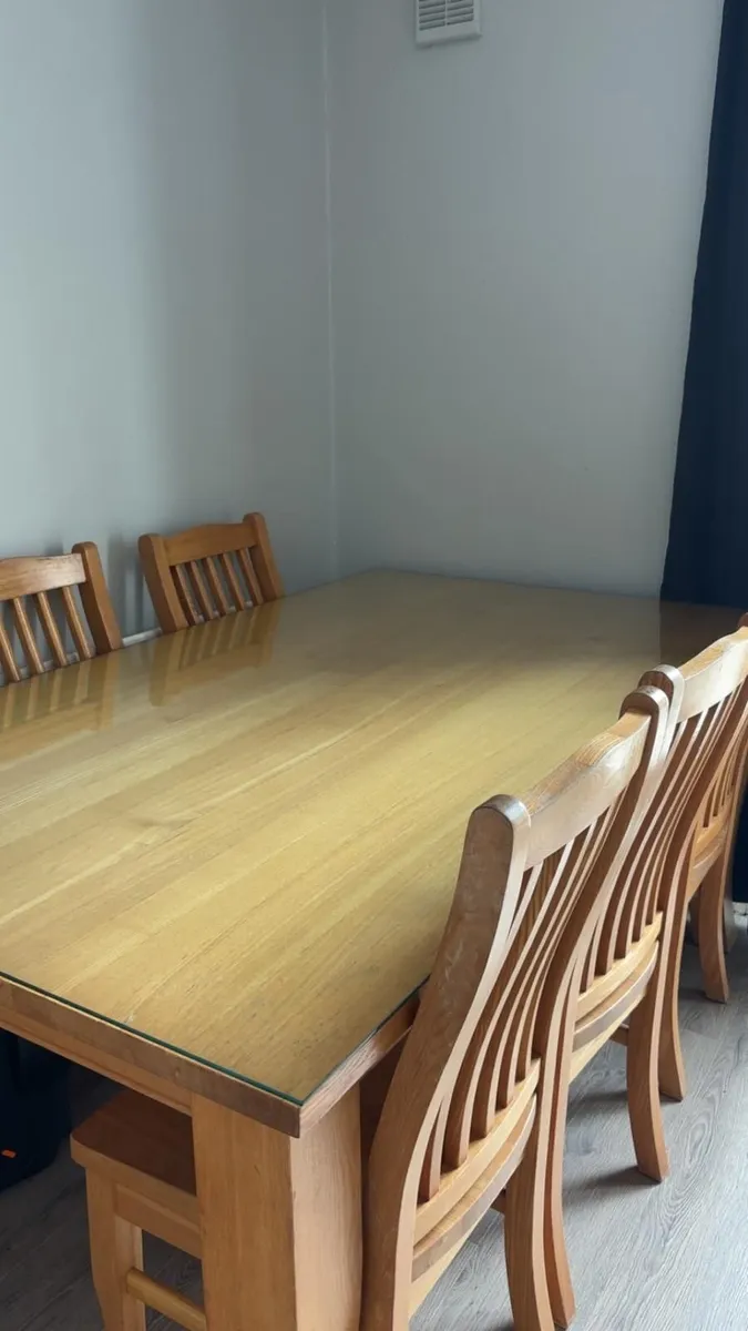 Table and chairs - Image 1