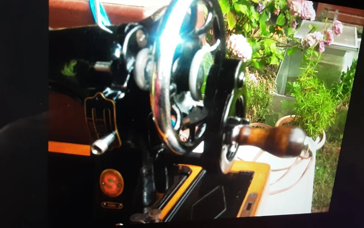 SINGER SEWING MACHINE 99K HANDCRANK RED S EDITION - Image 3