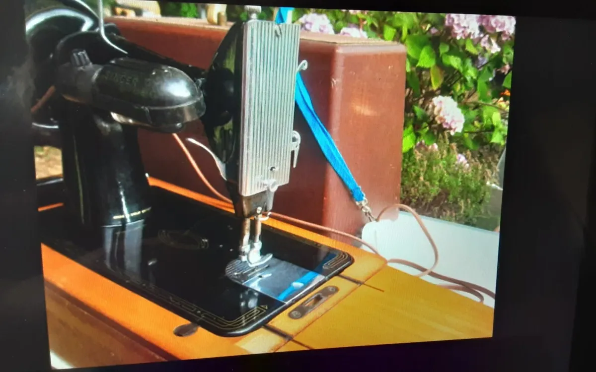 SINGER SEWING MACHINE 99K HANDCRANK RED S EDITION - Image 4