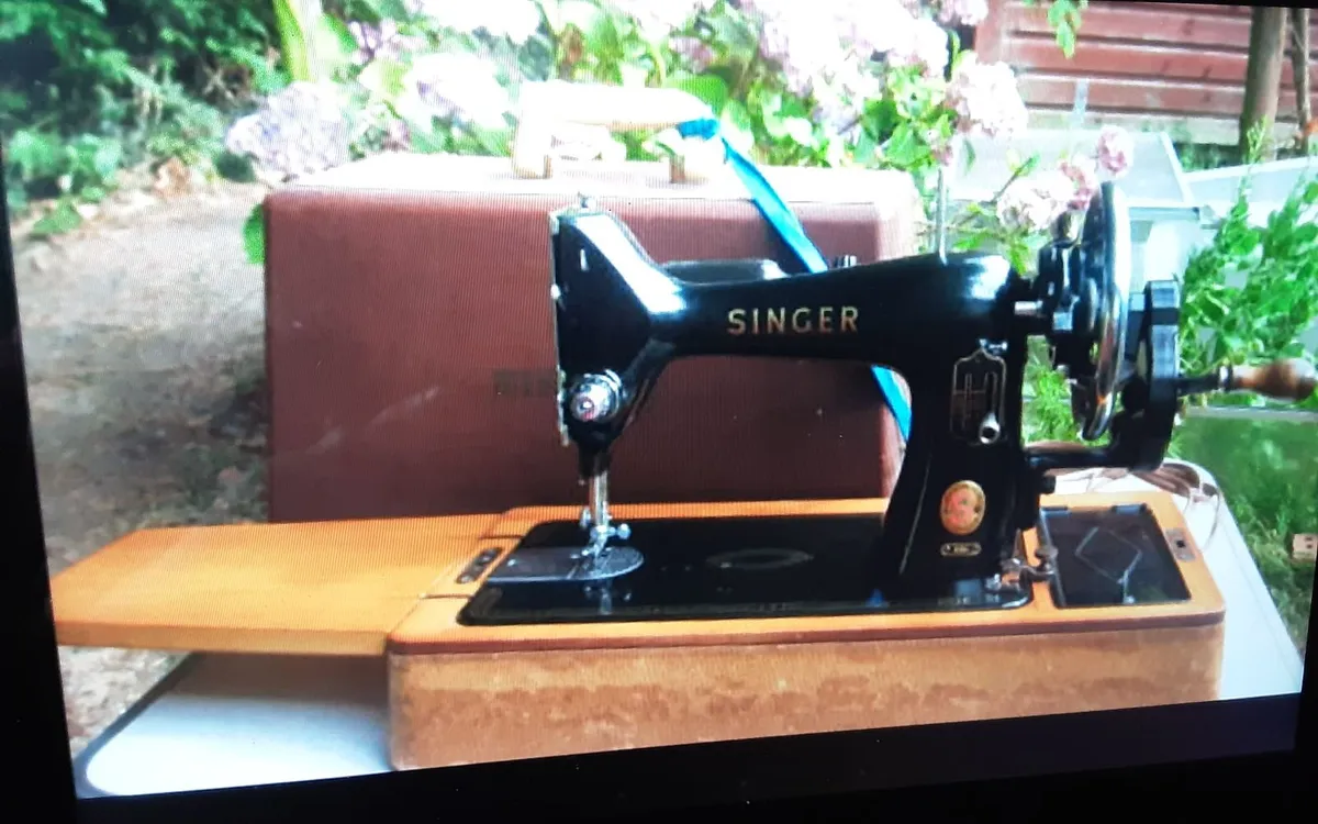 SINGER SEWING MACHINE 99K HANDCRANK RED S EDITION - Image 1