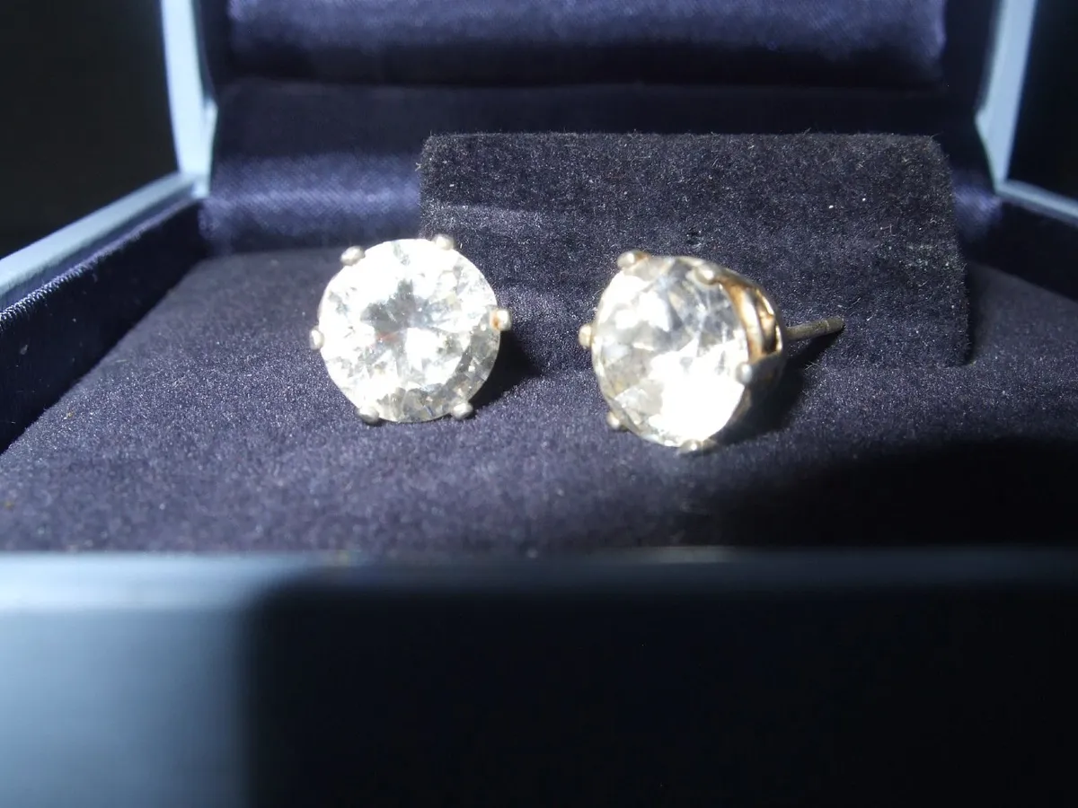 Pristine Sterling Silver Solitaire Stud Earrings - Image 4