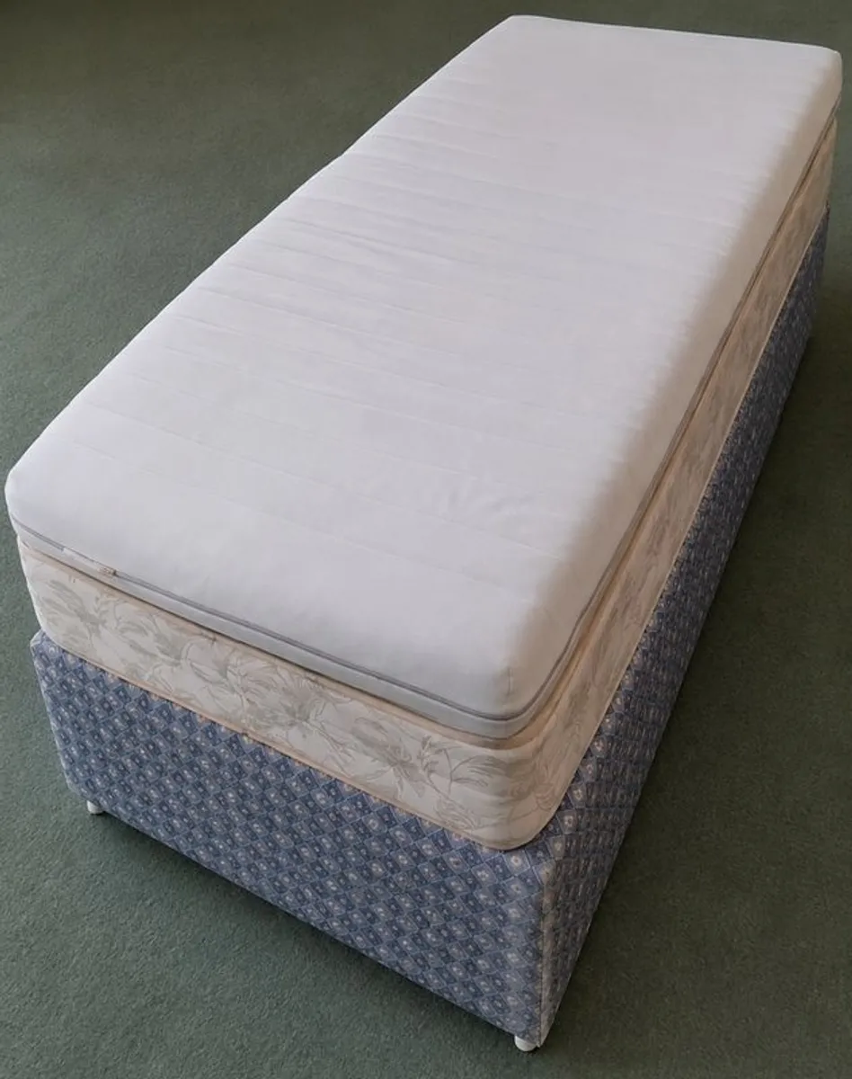Single bed 190 by 90 cm. Base, Mattress,  mattress Topper 100 euros