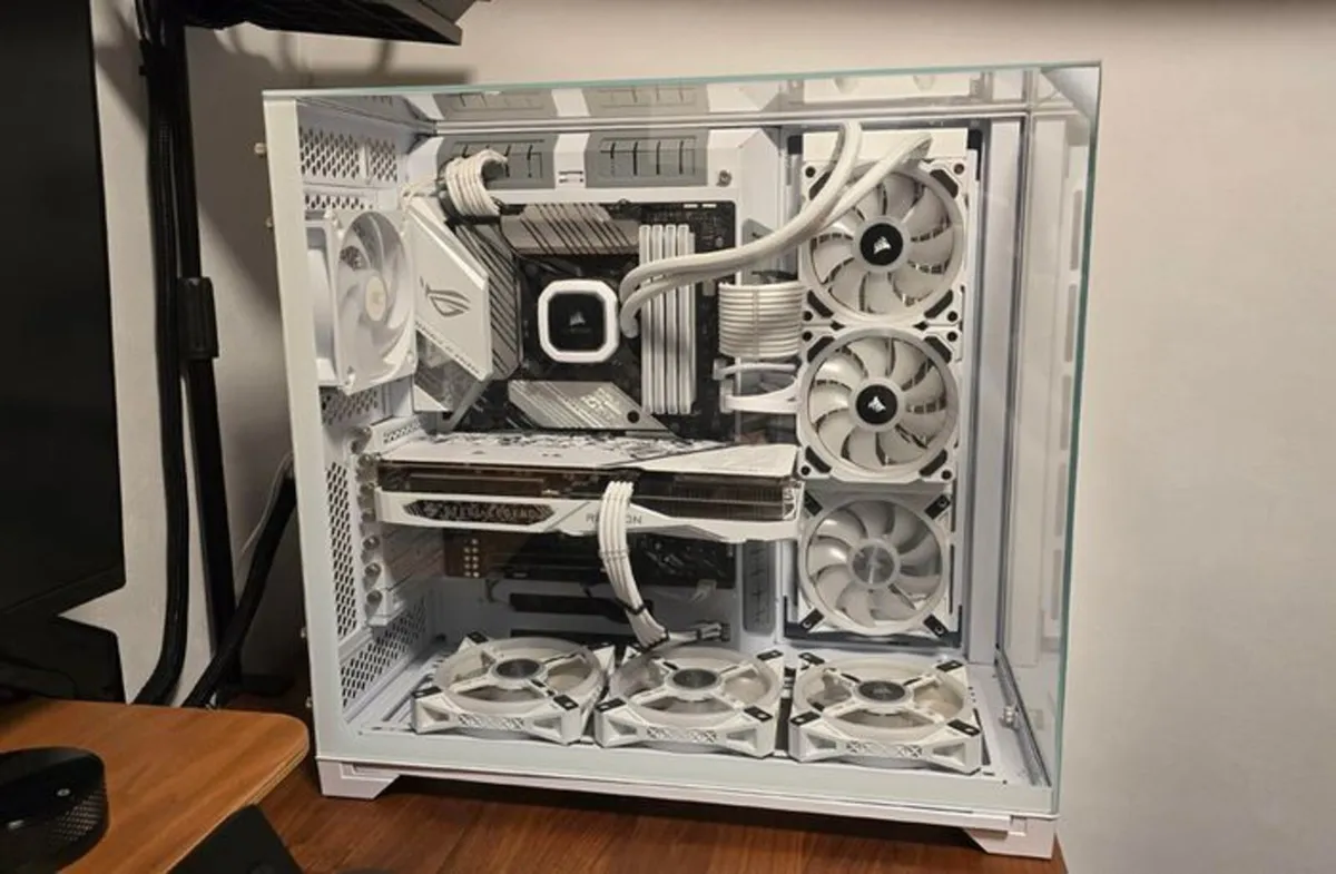 Lian-Li White ArCtic Build RGB Desktop Gaming PC - Image 4