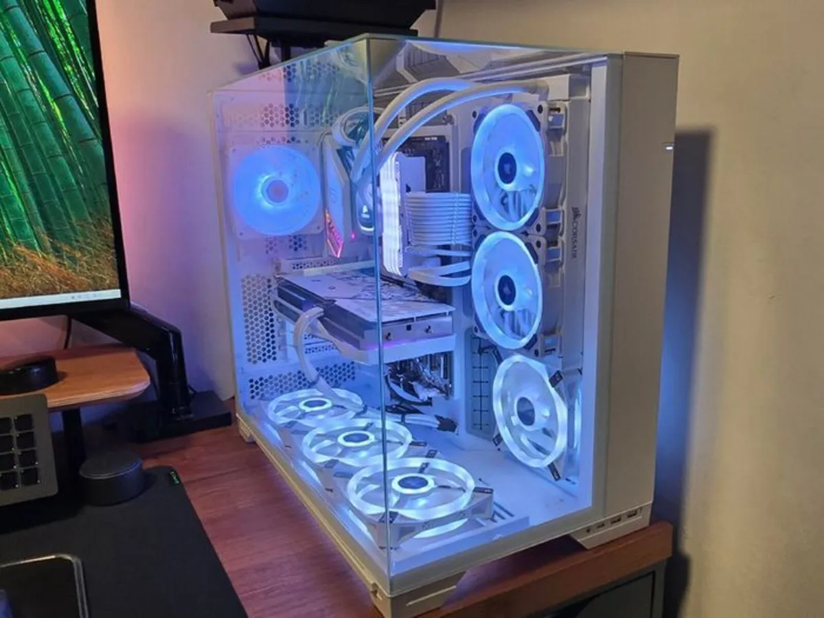 Lian-Li White ArCtic Build RGB Desktop Gaming PC - Image 2