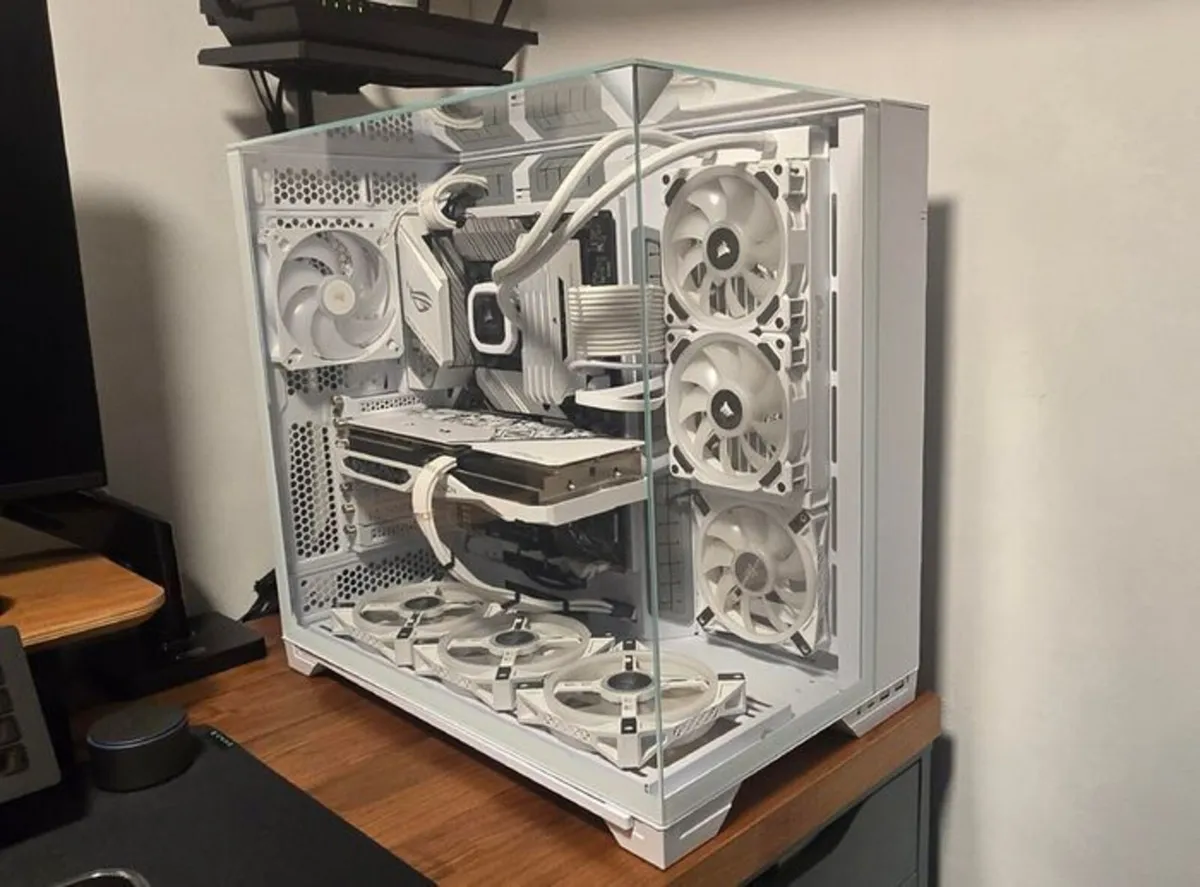 Lian-Li White ArCtic Build RGB Desktop Gaming PC - Image 3