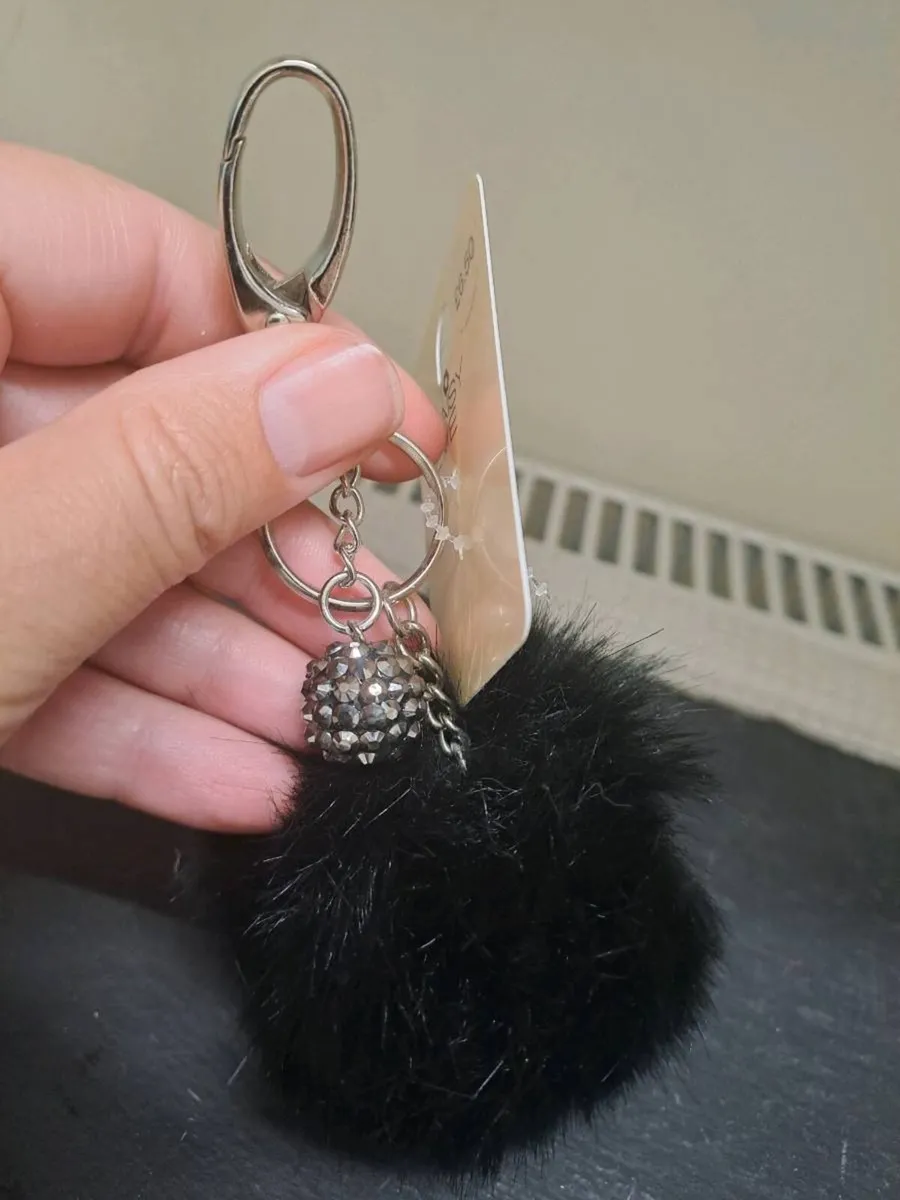 Daisy and Eve Faux Fur Pom Pom Keyring - Image 4