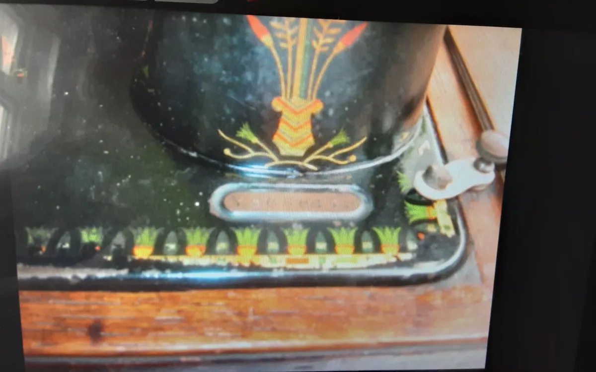 SINGER SEWING MACHINE 66K LOTUS - Image 2
