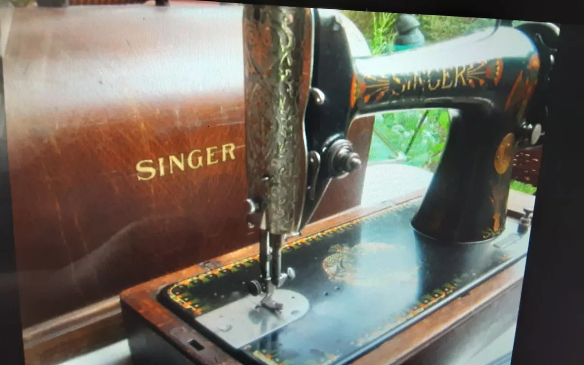 SINGER SEWING MACHINE 66K LOTUS - Image 3