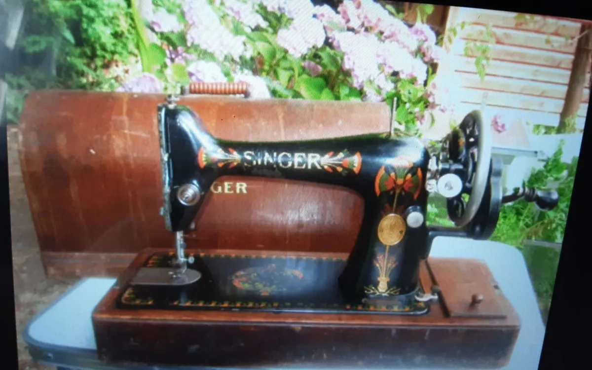 SINGER SEWING MACHINE 66K LOTUS - Image 1