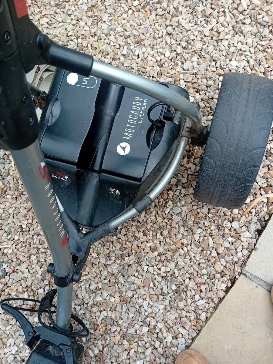 Motocaddy golf trolley / Lithium Battery & charger - Image 3