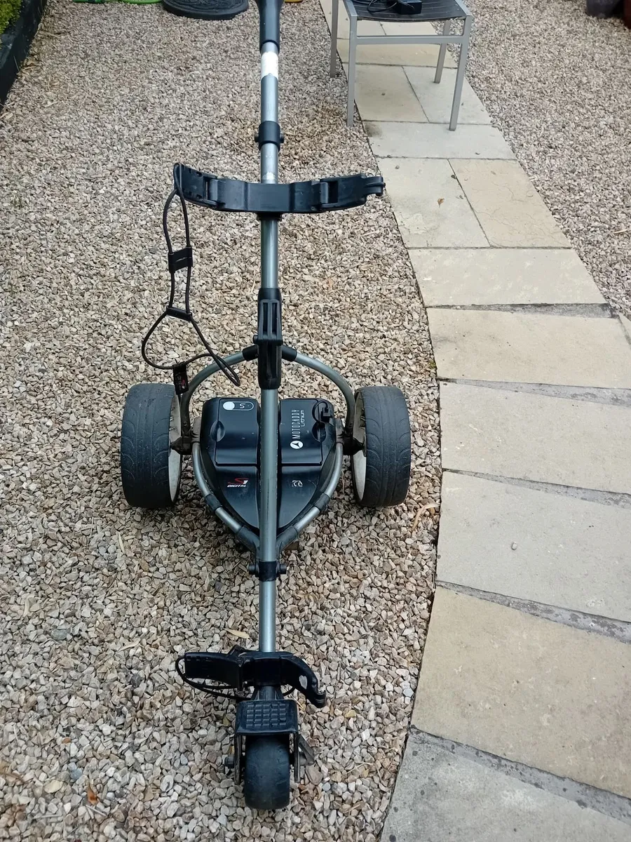 Motocaddy golf trolley / Lithium Battery & charger - Image 2