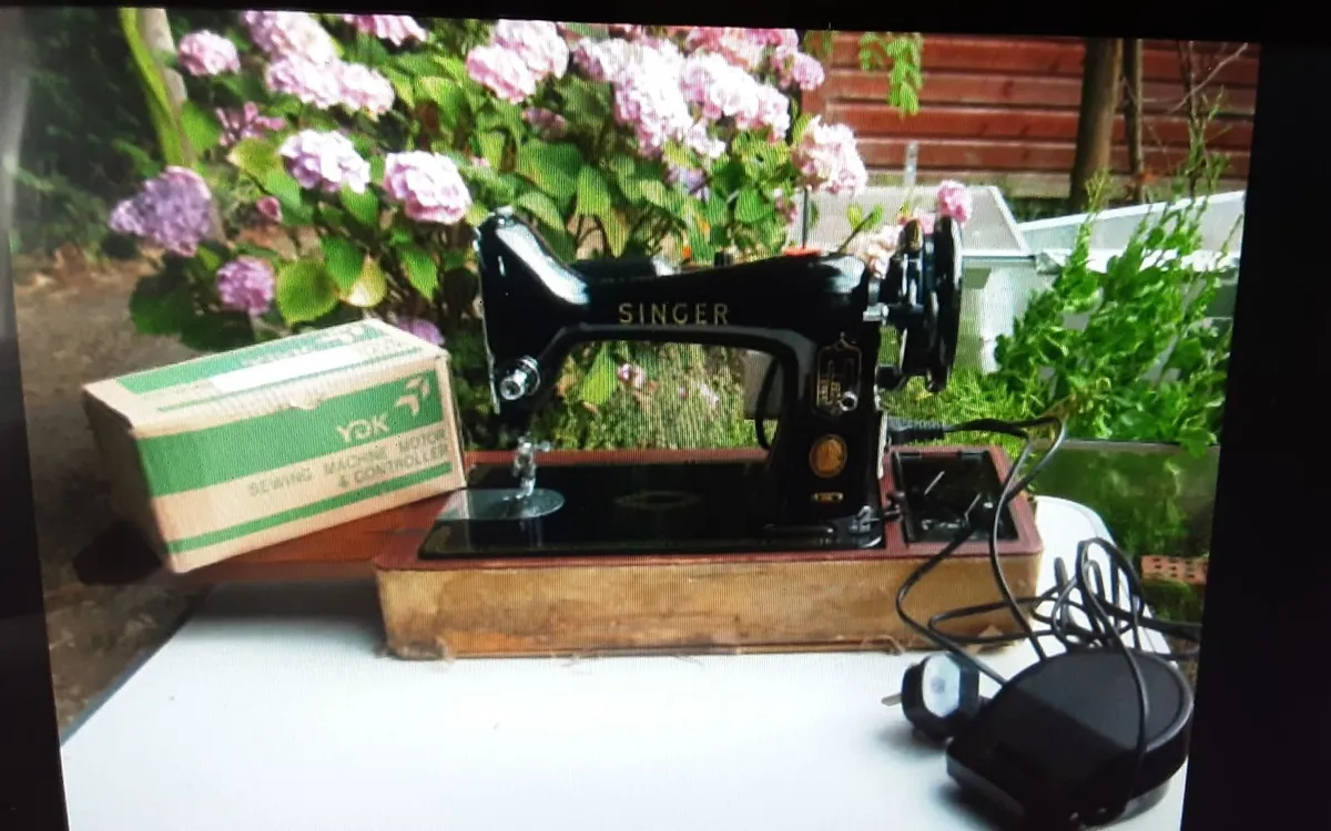 SINGER SEWING MACHINE - Image 1