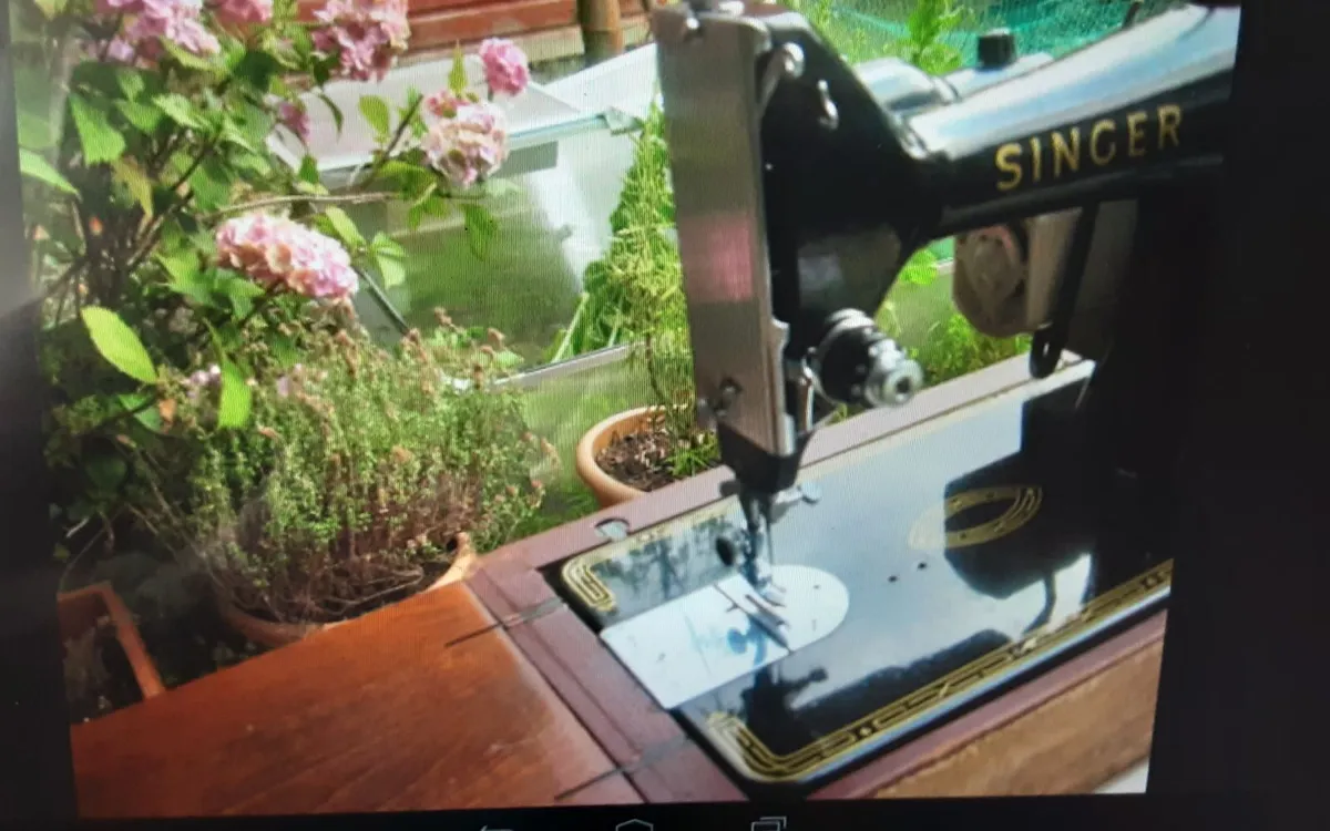 SINGER SEWING MACHINE - Image 2