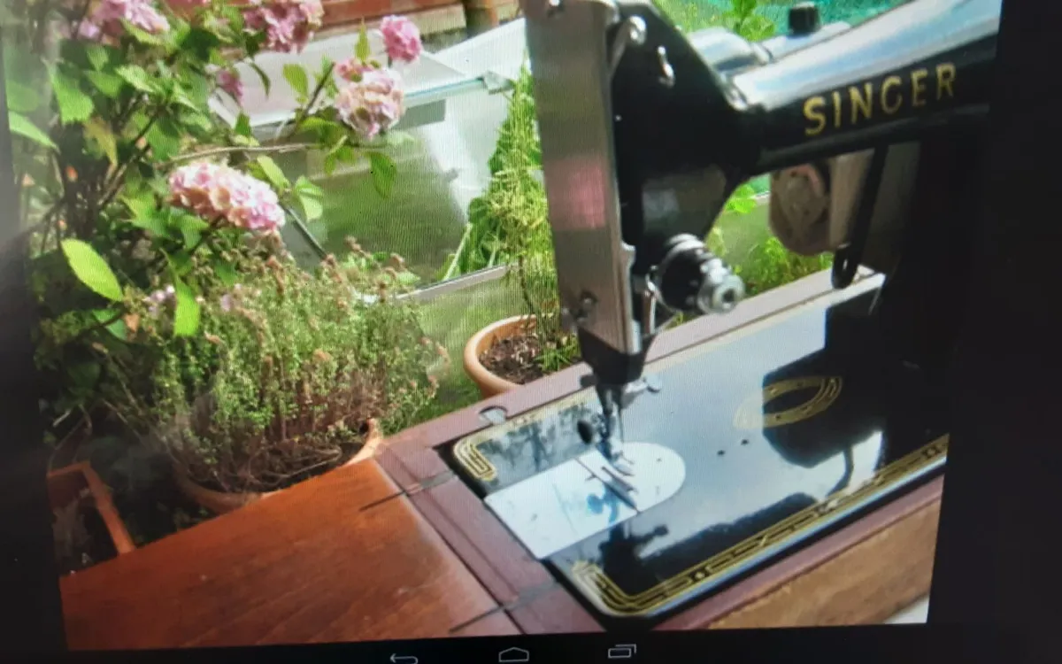 SINGER SEWING MACHINE - Image 3
