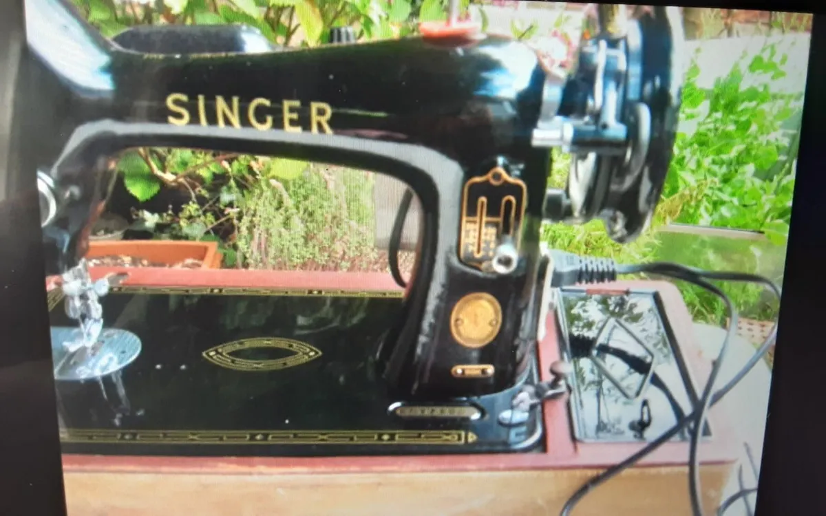 SINGER SEWING MACHINE - Image 4
