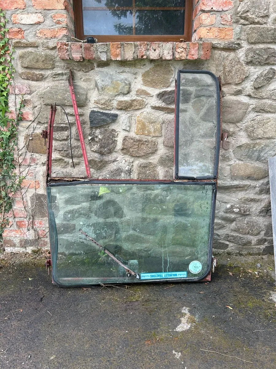 International 475 front frame and glass - Image 1