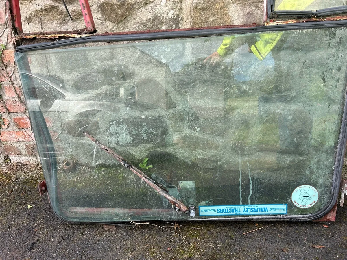 International 475 front frame and glass - Image 4