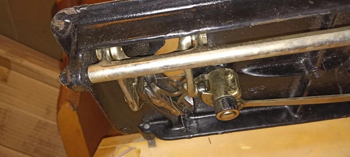 Old Singer Hand Operated Sewing Machine - Image 4