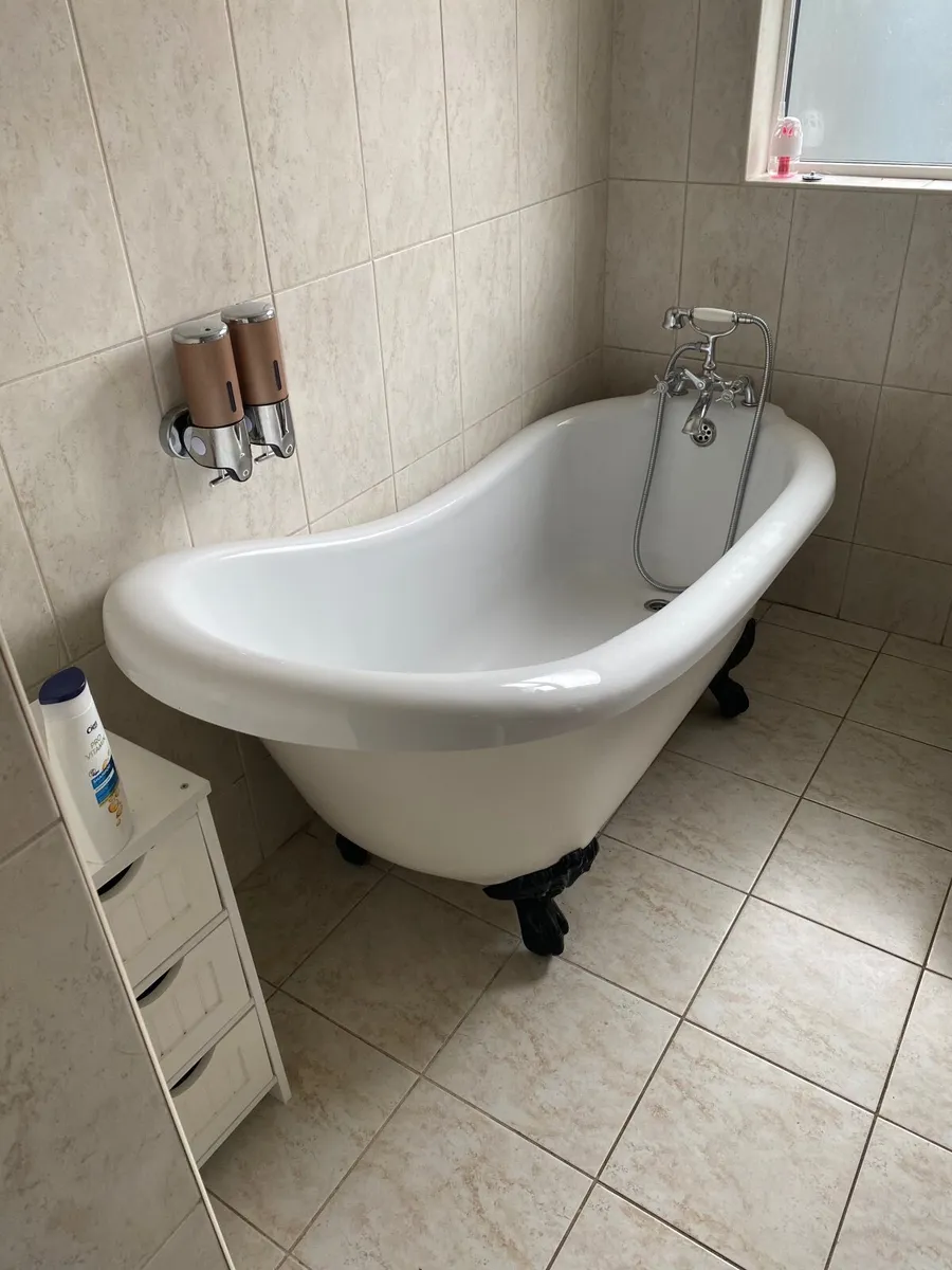 Bath tub
