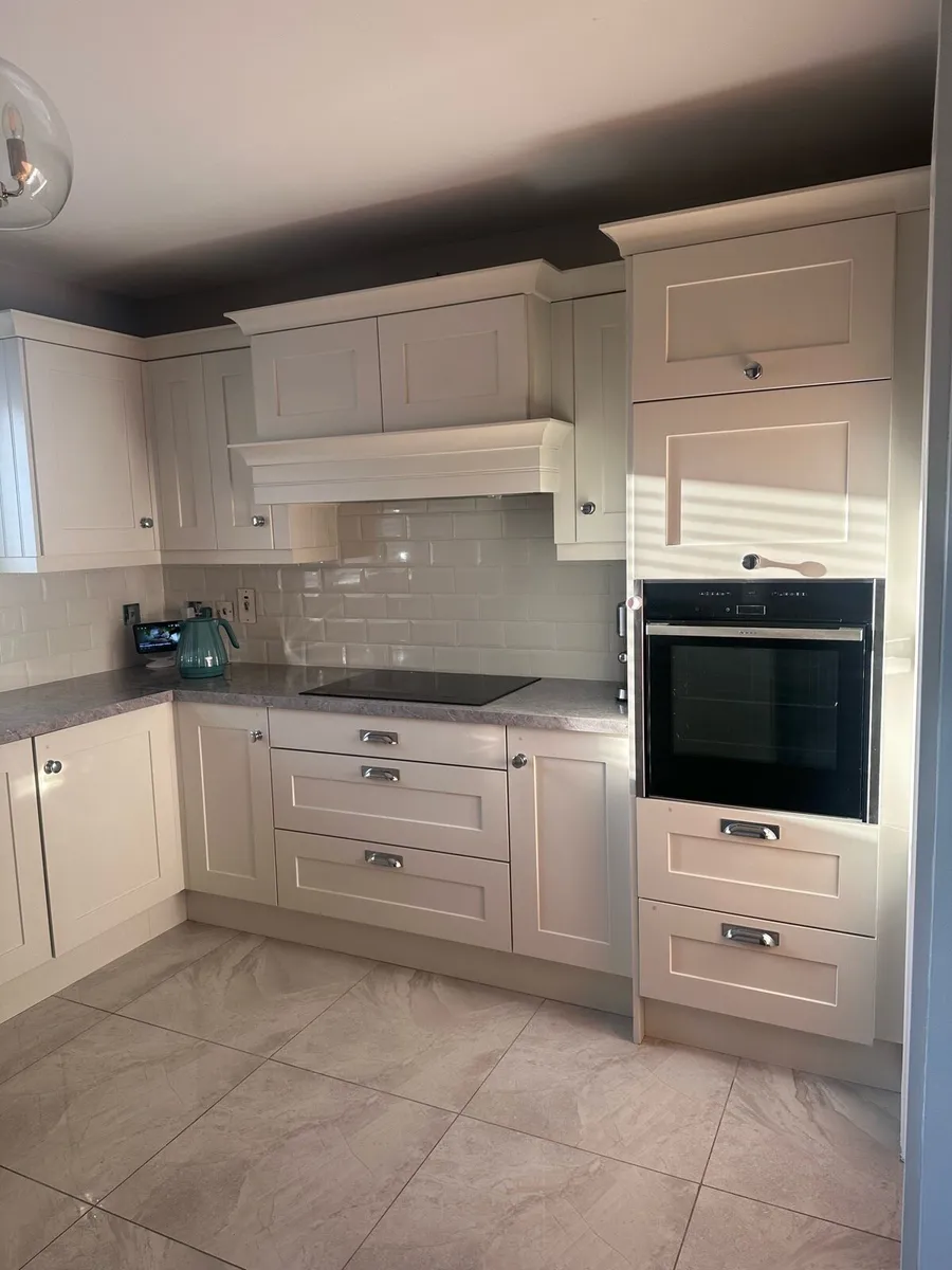 Shaker Style Fitted Kitchen - Image 2