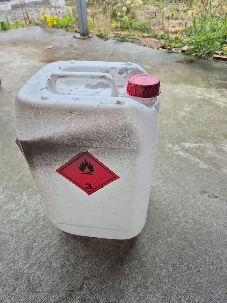 5 gallon plastic drums - Image 1