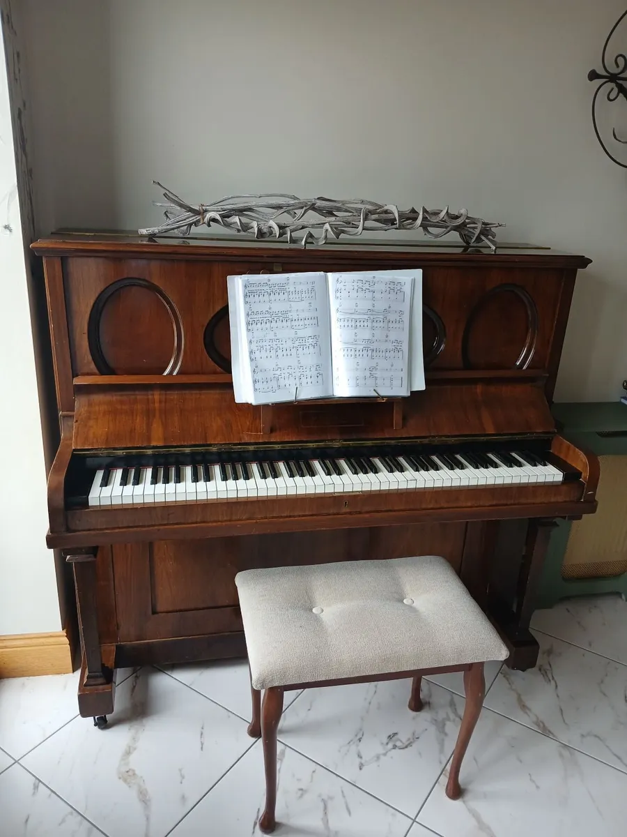 Piano & stool Beginner/intermediate - Image 2