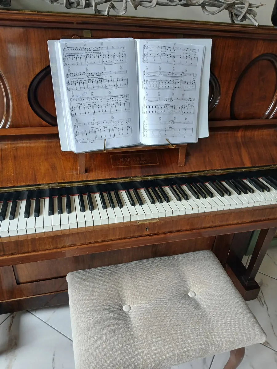 Piano & stool Beginner/intermediate - Image 4
