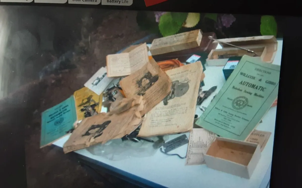 Willcox and Gibbs sewing machine with extras - Image 4