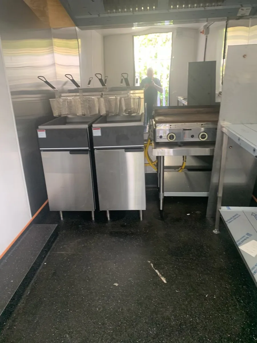 Mobile catering trailer for rent - Image 4