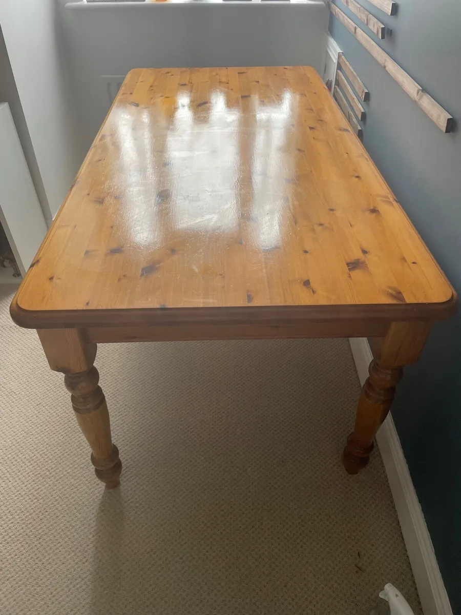 Table and chairs - Image 3
