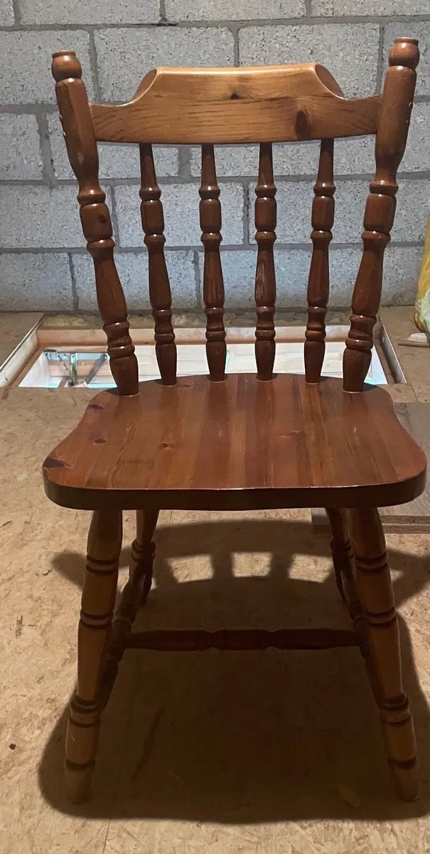 Table and chairs - Image 2
