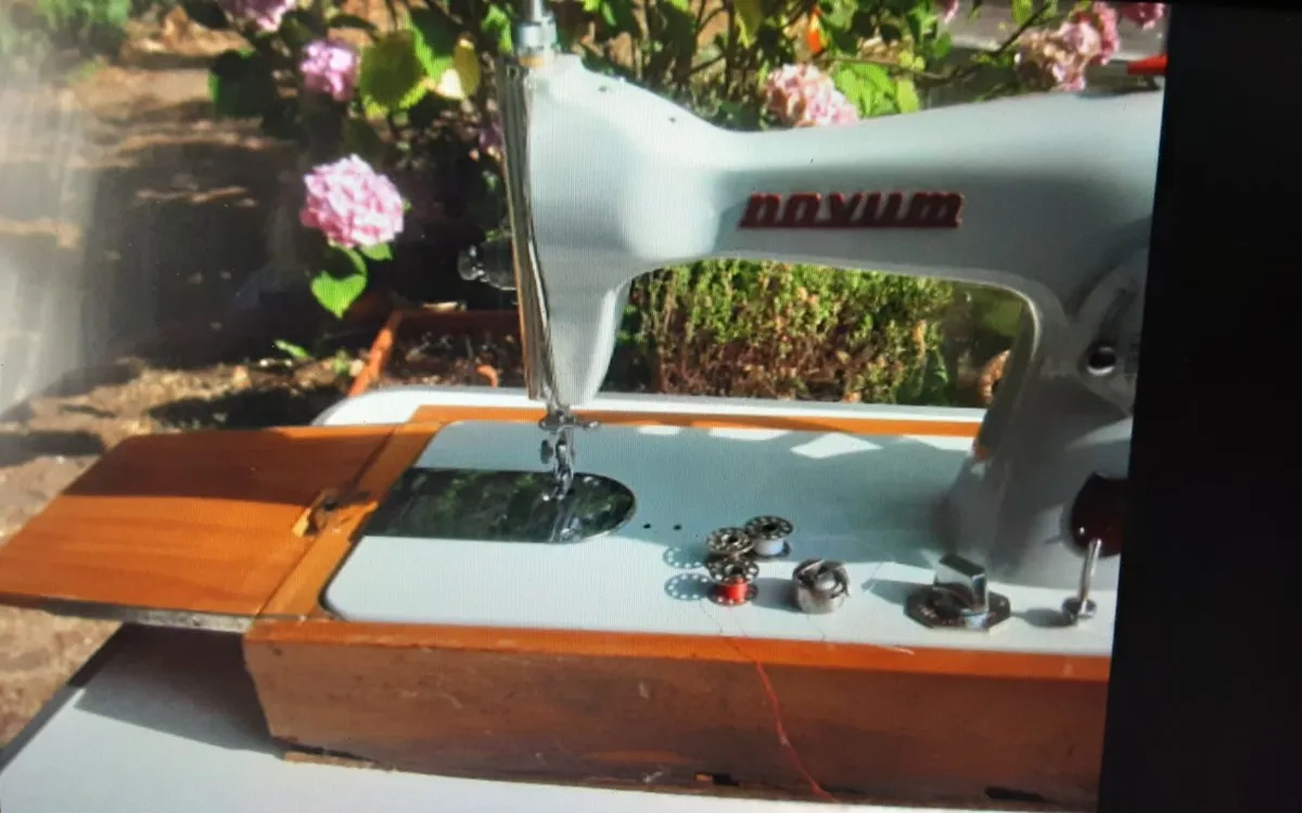 NOVUM SEWING MACHINE HANDCRANK - Image 2