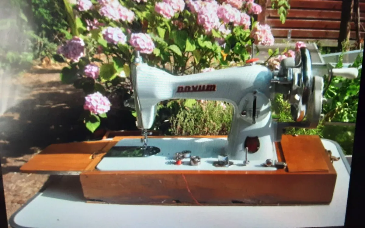 NOVUM SEWING MACHINE HANDCRANK - Image 4