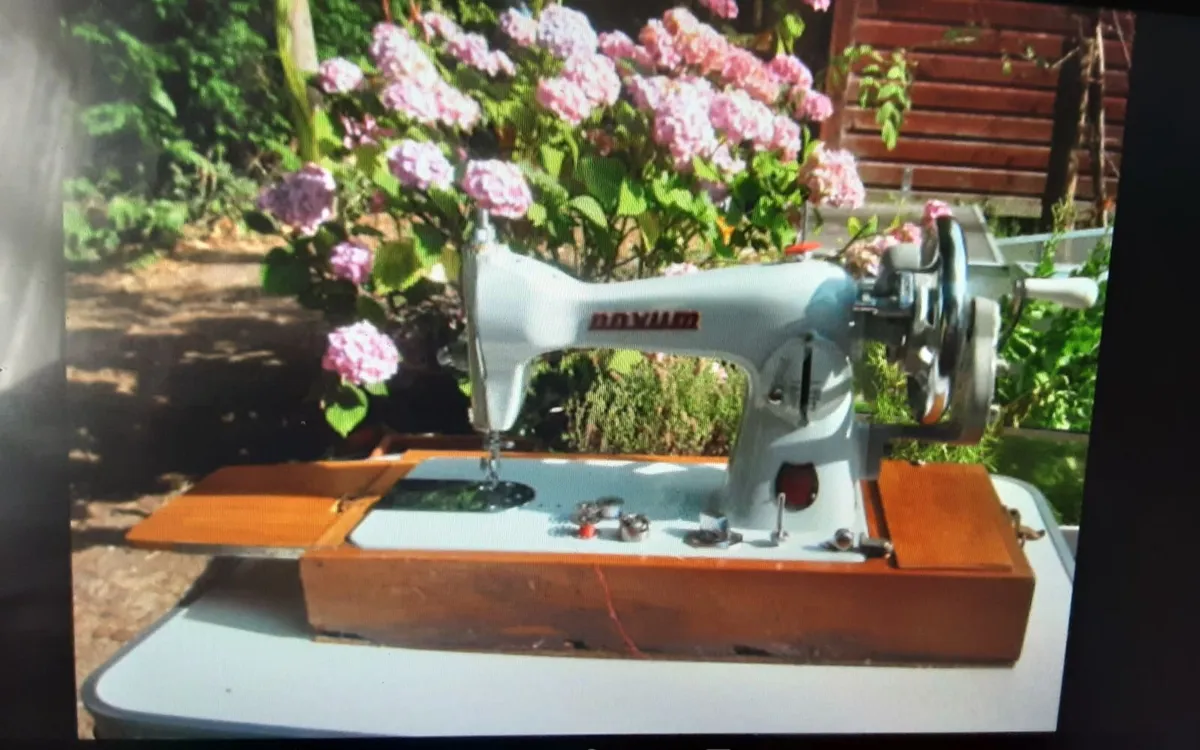 NOVUM SEWING MACHINE HANDCRANK - Image 1