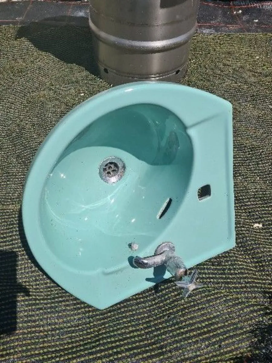 Space saving sinks ………………………………..75 - Image 4