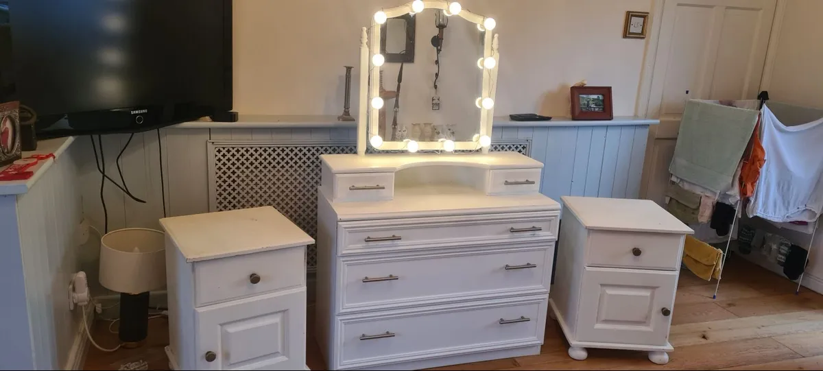Quality Rossmore dresser with vanity unit and ligh - Image 1