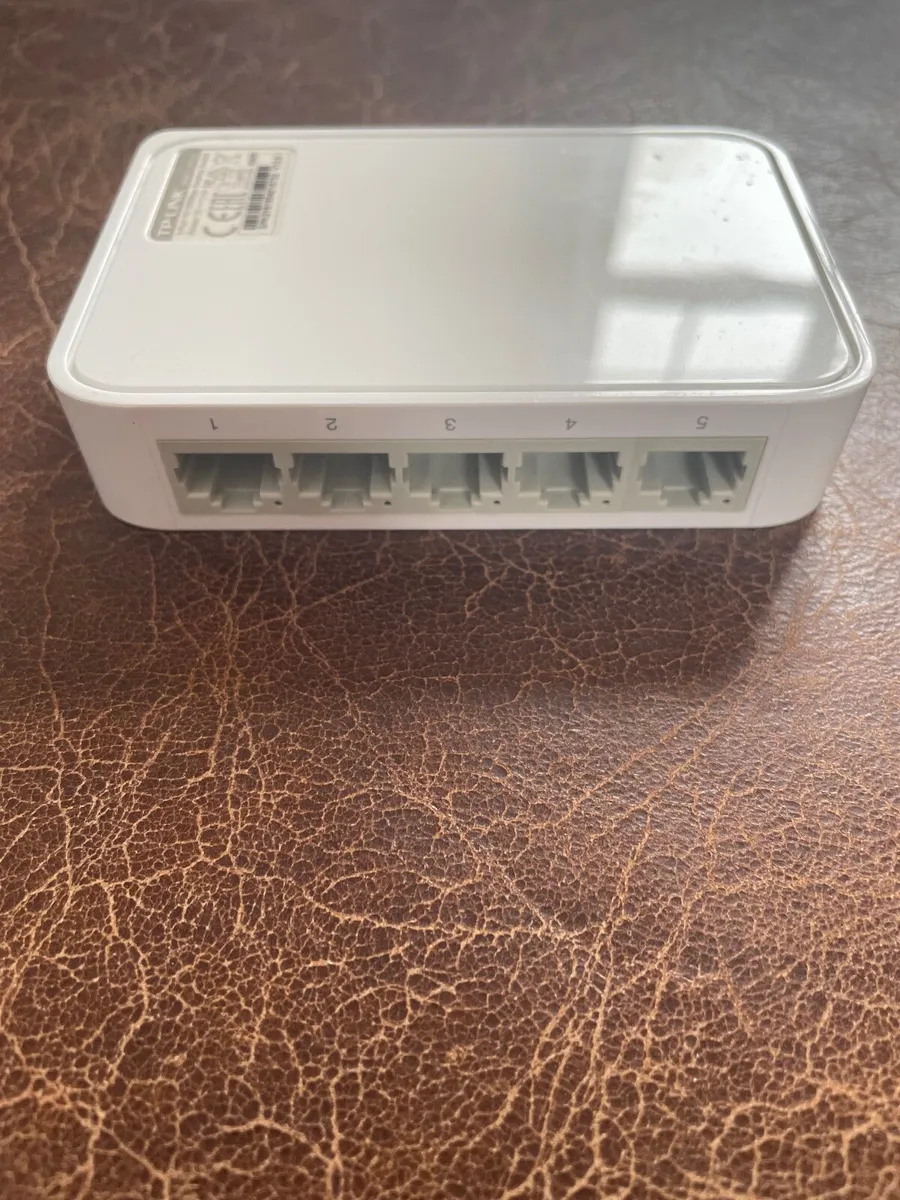 TP-Link TL-SF1005D 5-Port Desktop Network Switch. - Image 3