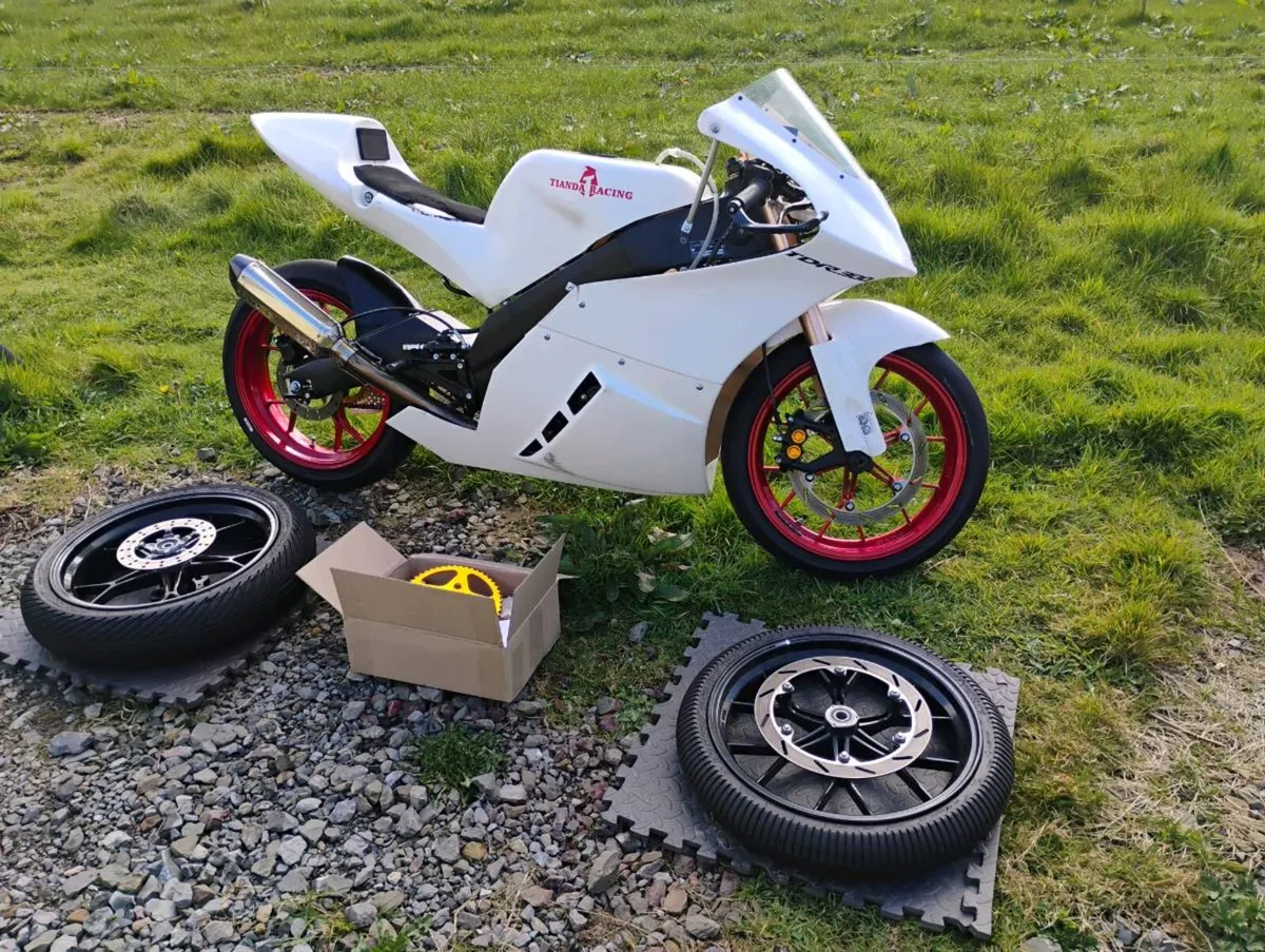 Tianda tdr 300 Moto1 racebike with spares tdr300 - Image 1