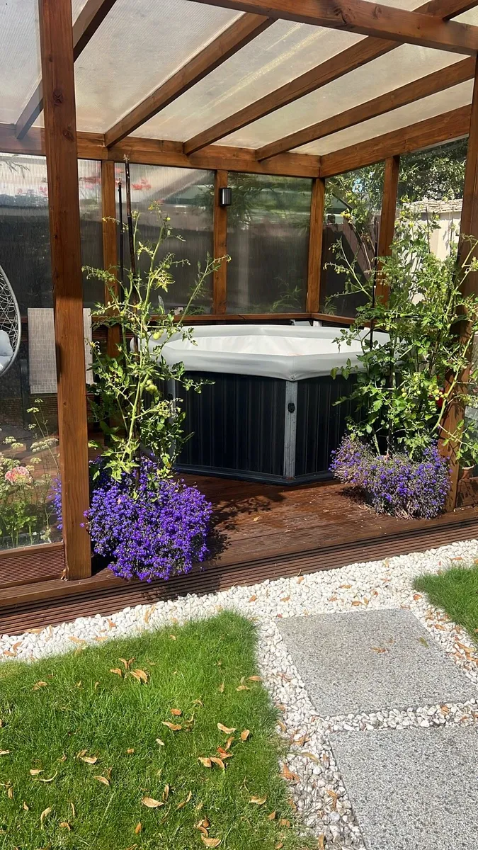 Covered outdoor lounge - Image 1