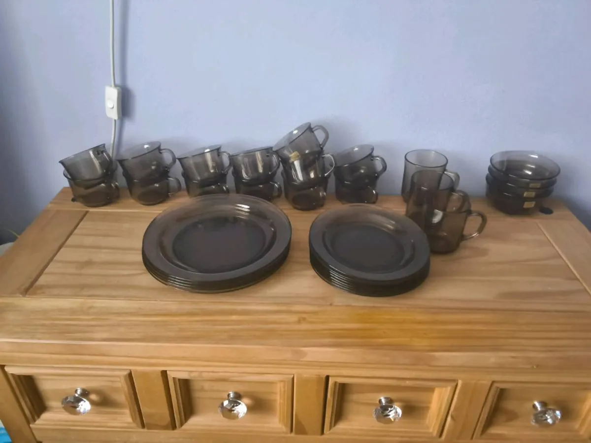 33 peace smoked glass crockery. - Image 1
