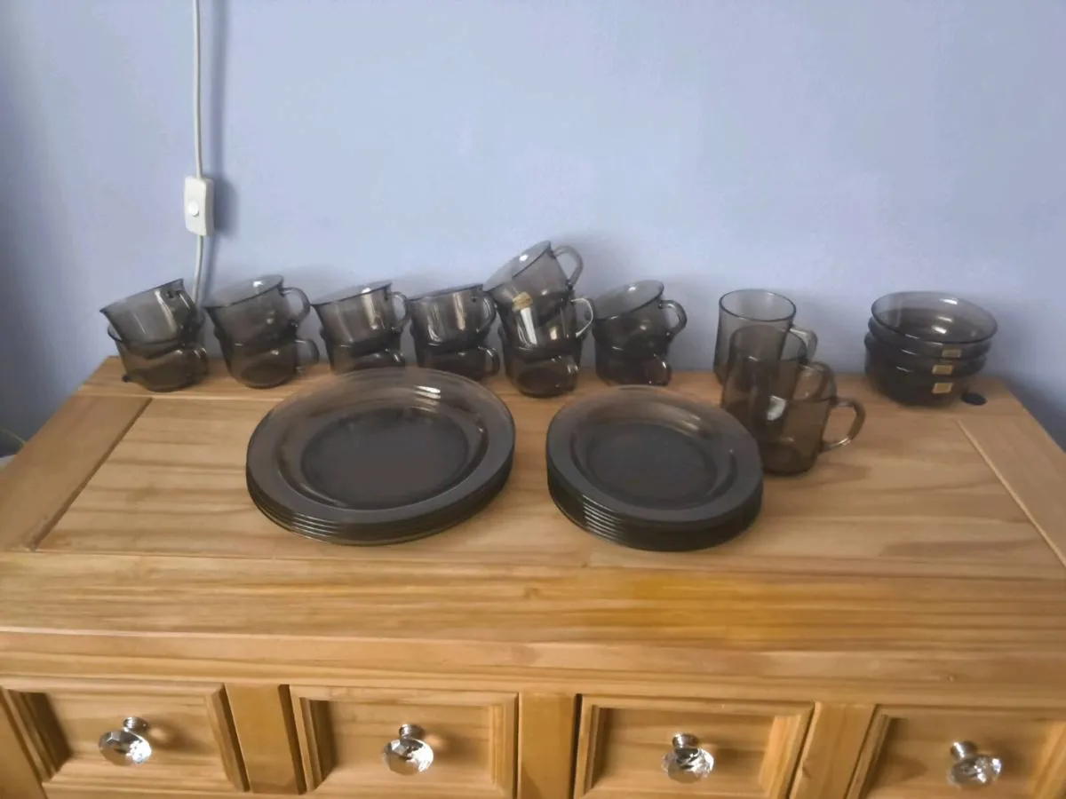 33 peace smoked glass crockery. - Image 2