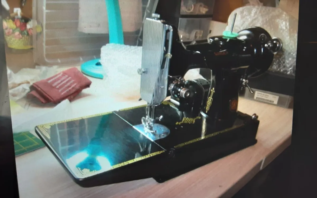SINGER SEWING MACHINE 221K - Image 3